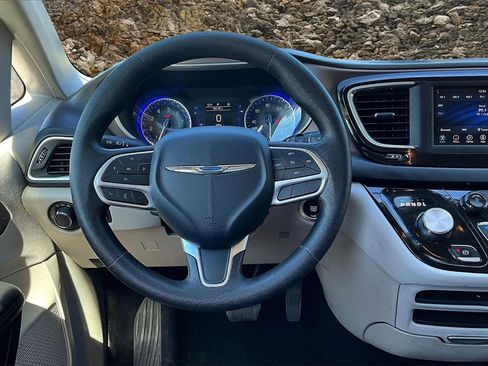 Used 2019 Chrysler Pacifica L image 2