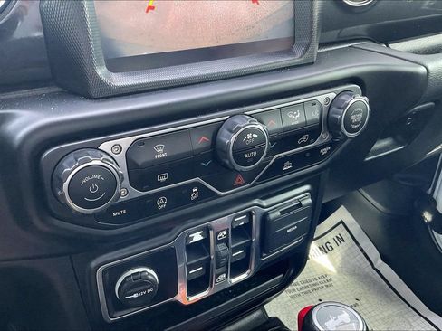 Used 2022 Jeep Wrangler Unlimited Sahara AWD/4WD image 17