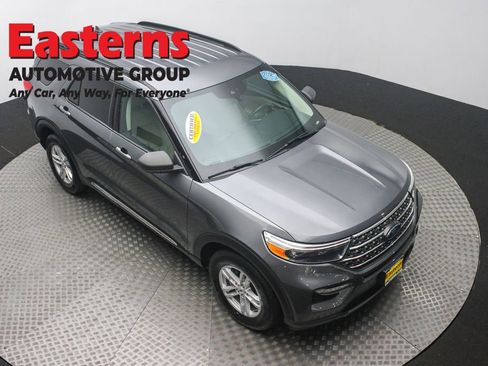 Used 2022 Ford Explorer XLT w/ Equipment Group 202A image 3