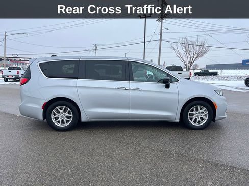 Used 2024 Chrysler Pacifica Touring-L image 8