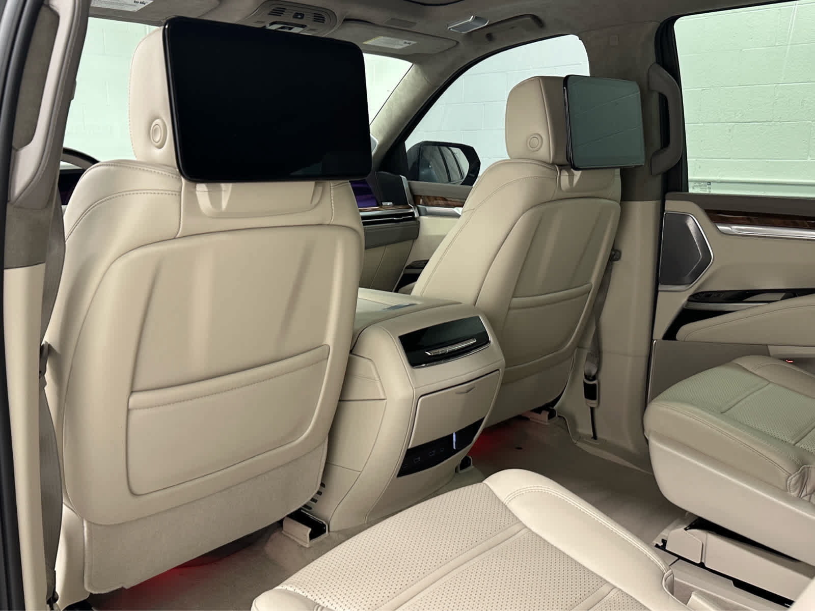 Used 2026 Cadillac Escalade Platinum Sport w/ LPO, ONYX Package AWD/4WD image 14