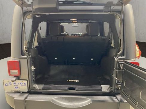 Used 2017 Jeep Wrangler Unlimited Rubicon w/ Connectivity Group AWD/4WD image 25