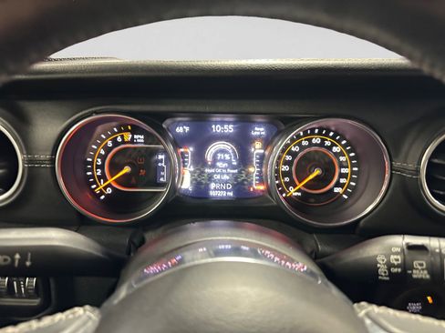 Used 2018 Jeep Wrangler Unlimited Sahara w/ Dual Top Group AWD/4WD image 19