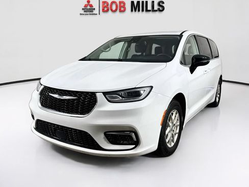 Used 2024 Chrysler Pacifica Touring-L FWD image 3