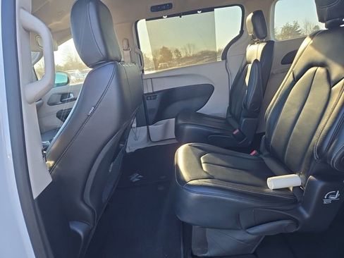 Used 2024 Chrysler Pacifica Touring-L image 11