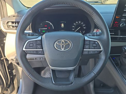Used 2024 Toyota Sienna XLE image 25