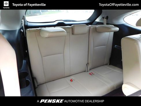 Used 2022 Toyota Highlander XLE AWD/4WD image 6