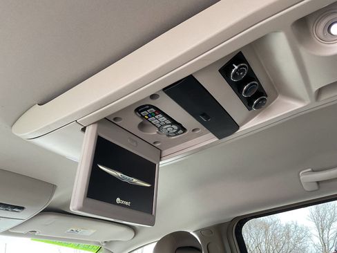 Used 2016 Chrysler Town & Country Touring w/ Driver Convenience Group image 33