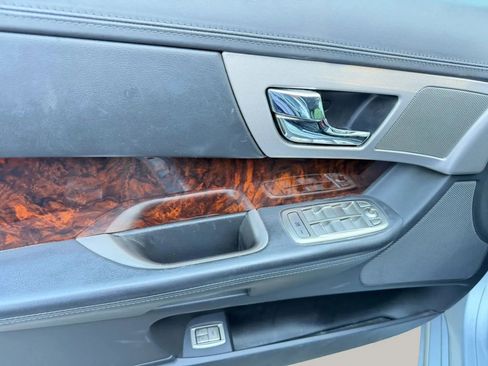 Used 2011 Jaguar XF Premium RWD image 8