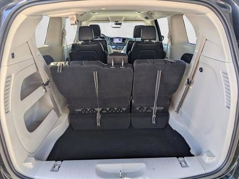 Used 2022 Chrysler Pacifica Touring-L image 6