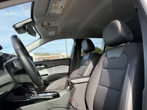 Used 2025 Chevrolet Trax LT w/ LT Convenience Package image 26