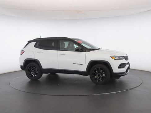 Used 2024 Jeep Compass Latitude w/ Sun and Sound Group image 33