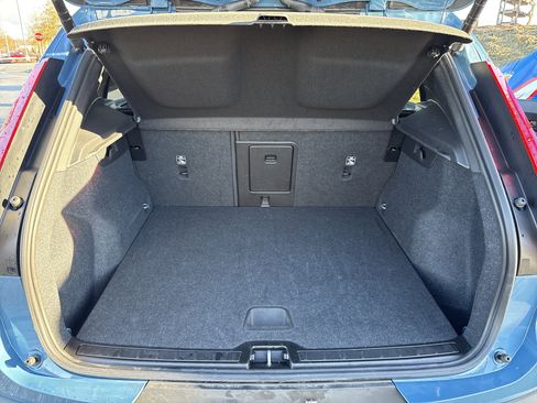 Used 2025 Volvo XC40 B5 Core image 35