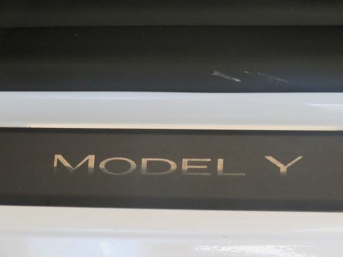 Used 2024 Tesla Model Y Long Range AWD/4WD image 17