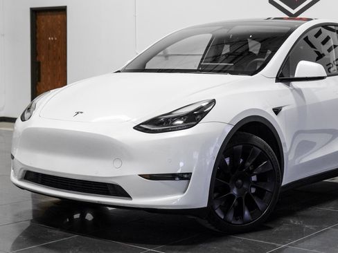 Used 2022 Tesla Model Y Long Range image 9