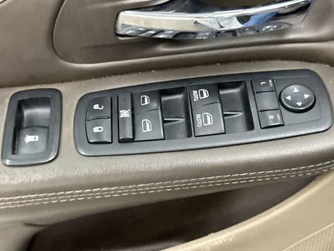 Used 2014 Chrysler Town & Country Touring FWD image 20