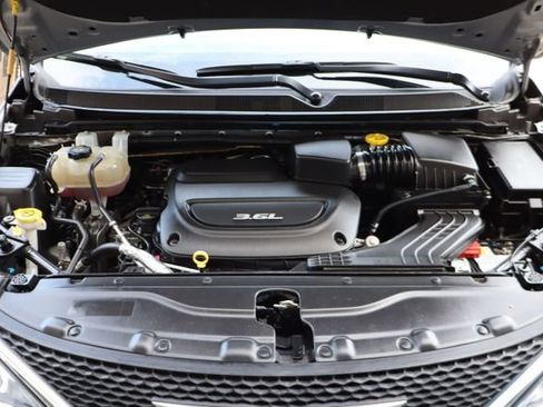 Used 2018 Chrysler Pacifica Limited FWD image 57