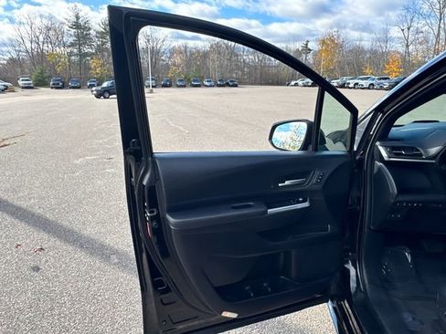 Used 2025 Toyota Sienna Platinum image 29
