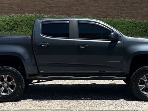 Used 2017 Chevrolet Colorado Z71 AWD/4WD image 5