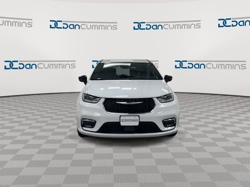 Used 2025 Chrysler Pacifica Select image 3