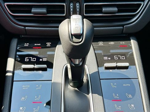 Certified 2026 Porsche Macan AWD/4WD image 18