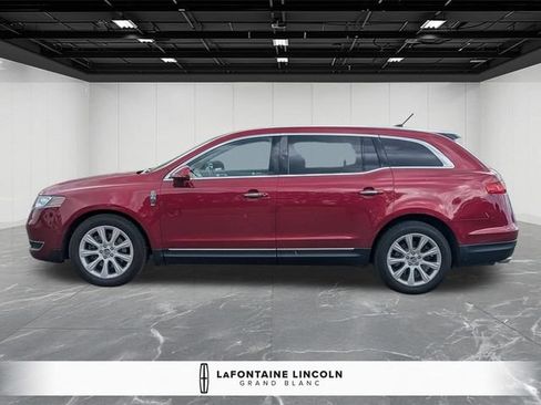 Used 2018 Lincoln MKT AWD image 2