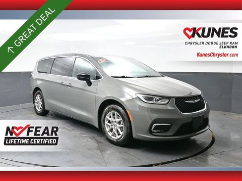 Used 2025 Chrysler Pacifica Select image 1