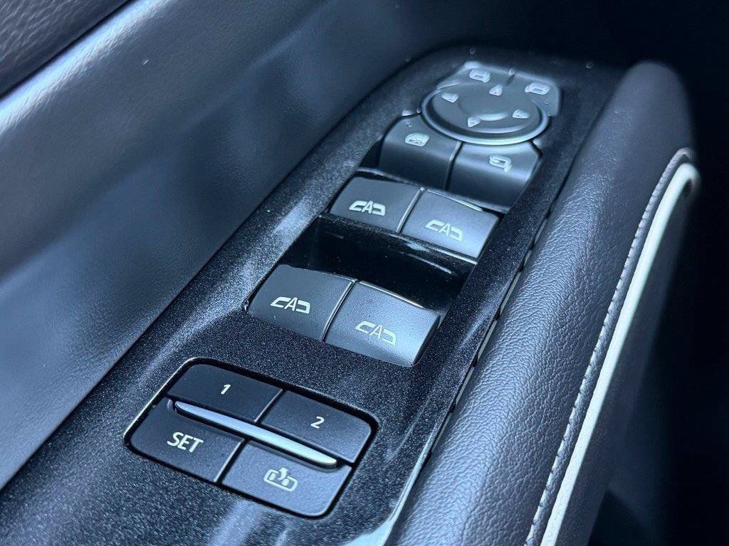 Used 2021 Cadillac Escalade Premium Luxury AWD/4WD image 19