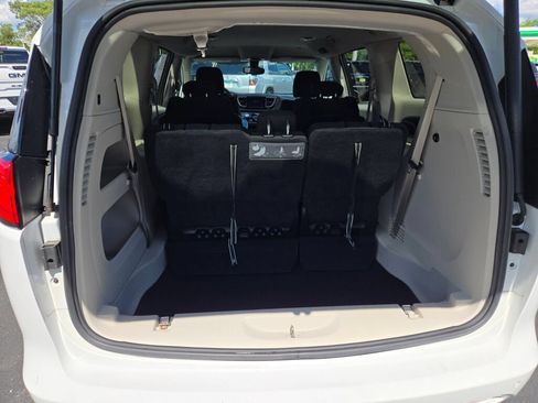 Used 2017 Chrysler Pacifica Touring FWD image 19
