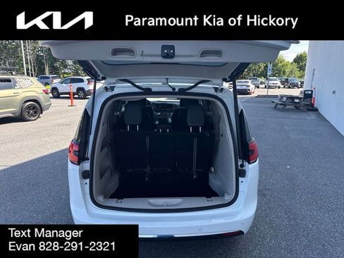 Used 2024 Chrysler Pacifica Touring-L FWD image 9