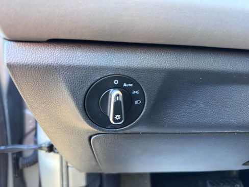 Used 2025 Volkswagen Jetta SE image 12