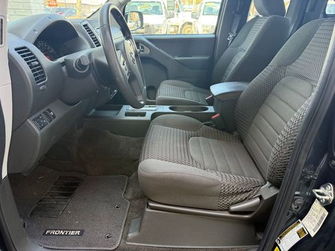 Used 2017 Nissan Frontier SV image 18