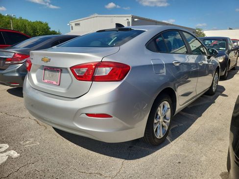 Used 2019 Chevrolet Cruze LS w/ LS Convenience Package FWD image 5