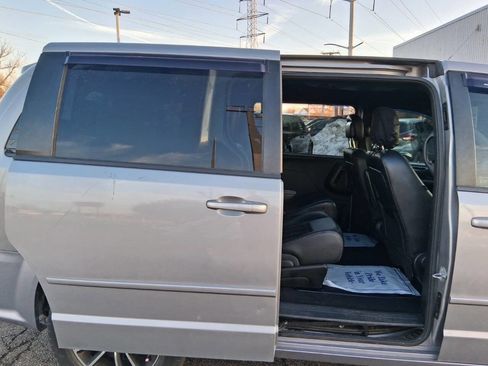 Used 2014 Dodge Grand Caravan SXT image 9