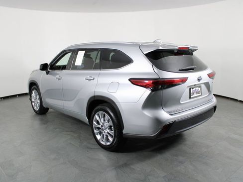Used 2023 Toyota Highlander Limited image 3