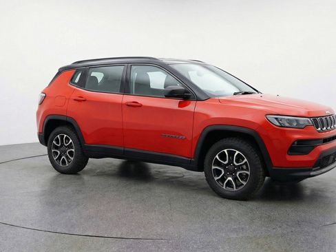 Used 2025 Jeep Compass Trailhawk AWD/4WD image 1