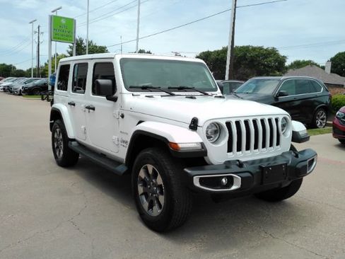 Used 2019 Jeep Wrangler Unlimited Sahara AWD/4WD image 4