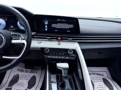 Used 2022 Hyundai Elantra Limited image 8