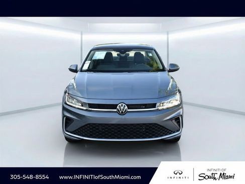 Used 2025 Volkswagen Jetta SE FWD image 2