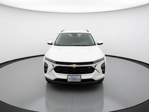 Used 2025 Chevrolet Trax LT image 2
