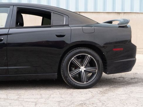 Used 2013 Dodge Charger SE RWD image 8