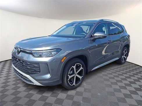 New 2025 Volkswagen Tiguan SE image 3