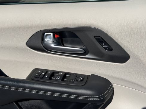 Used 2024 Chrysler Pacifica Touring-L AWD/4WD image 15
