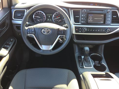 Used 2015 Toyota Highlander LE image 12