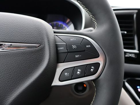 Used 2024 Chrysler Pacifica Touring-L image 27