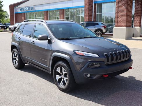 Used 2016 Jeep Cherokee Trailhawk w/ Cold Weather Group AWD/4WD image 4