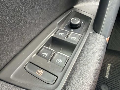 Used 2020 Volkswagen Tiguan SE w/ Panoramic Sunroof Package FWD image 17