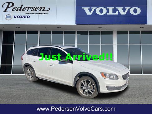 Used 2018 Volvo V60 T5 Cross Country w/ Convenience Package image 1