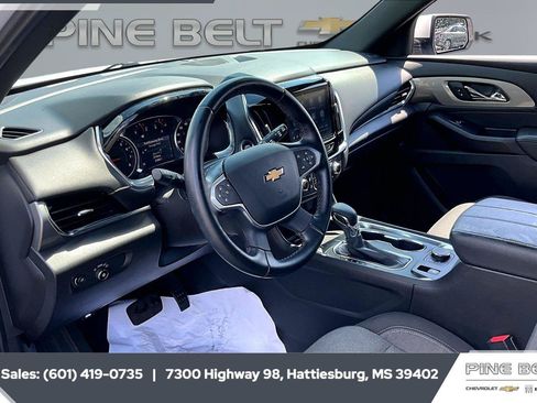 Used 2023 Chevrolet Traverse LT FWD image 12
