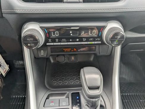 Used 2022 Toyota RAV4 LE AWD/4WD image 17